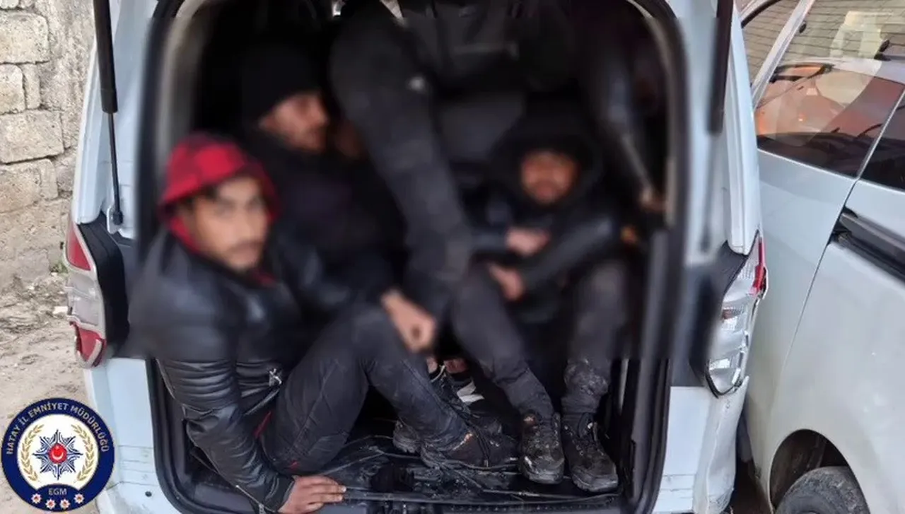 2 hafif ticari araca 23 kişiyi sığdırmış! Polisten kaçamadı