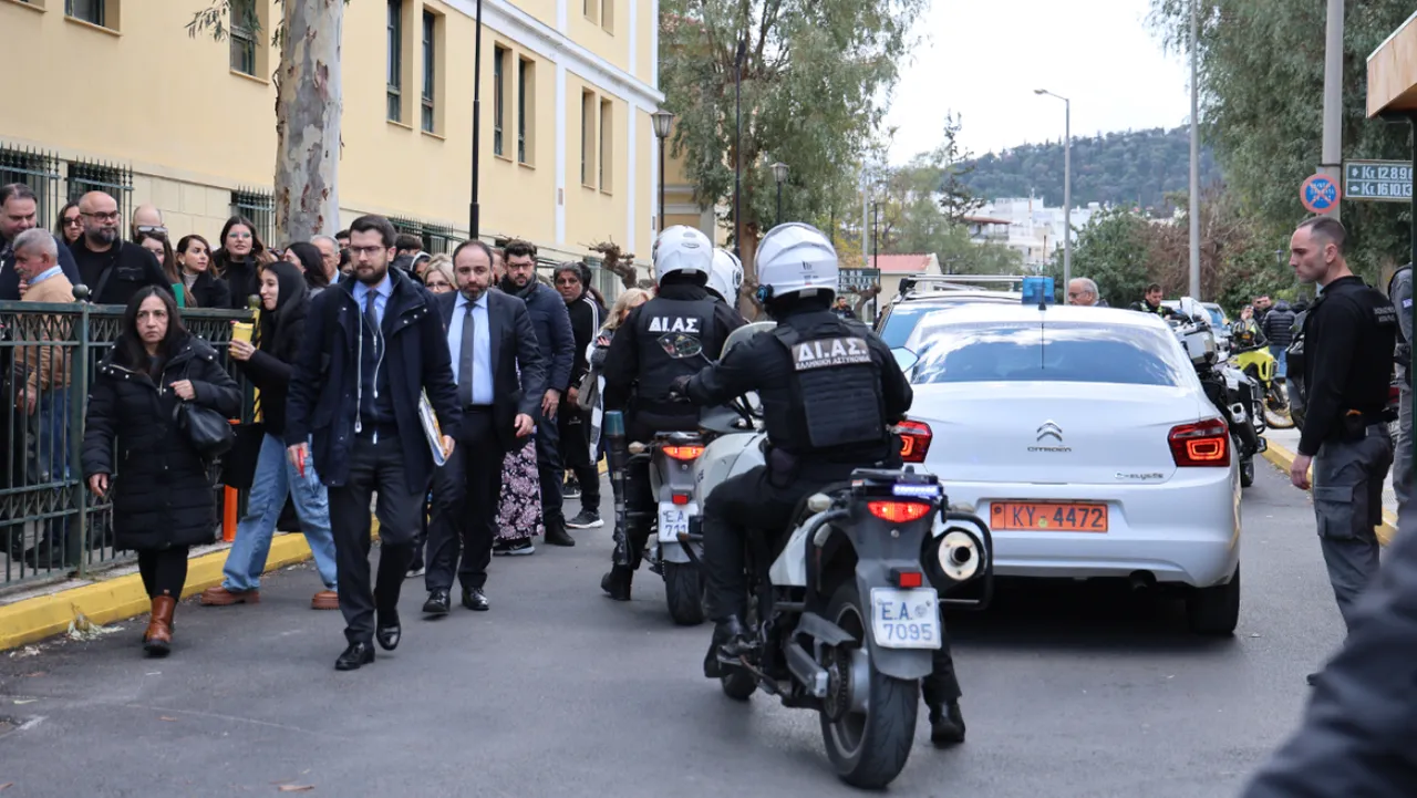Atina Adliyesi'nde bomba alarmı! Binalar tahliye edildi