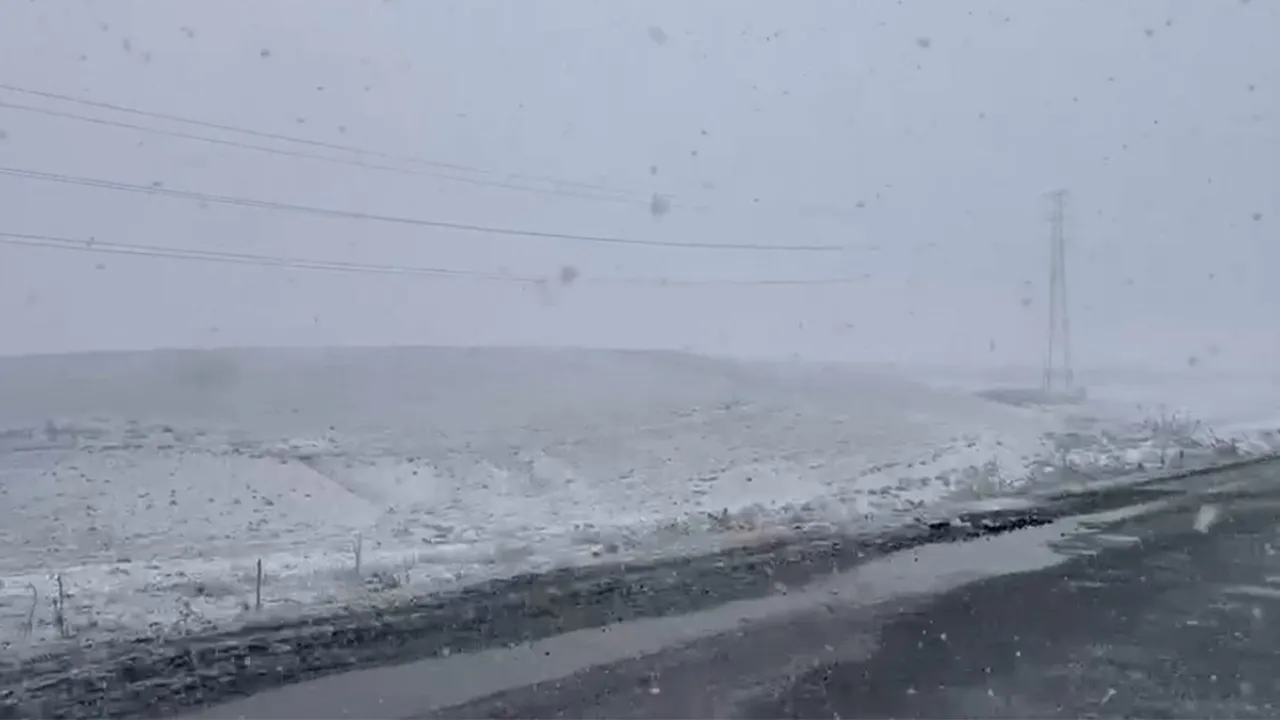 Aylardır bir damla yağmur yağmamıştı: Türkiye'nin en kurak ilçesine kar yağdı