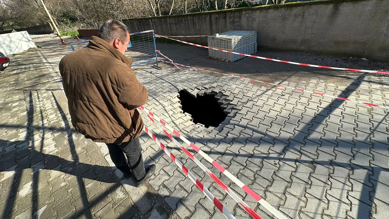 Çanakkale'de yol çöktü, 2 metre çukur oluştu