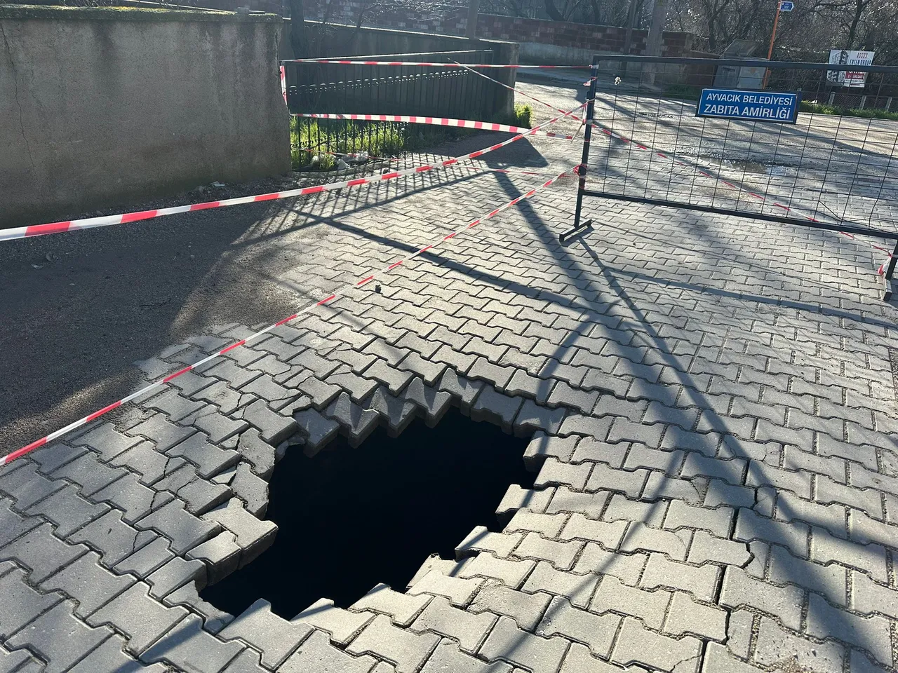 Yolda çukur oluştu