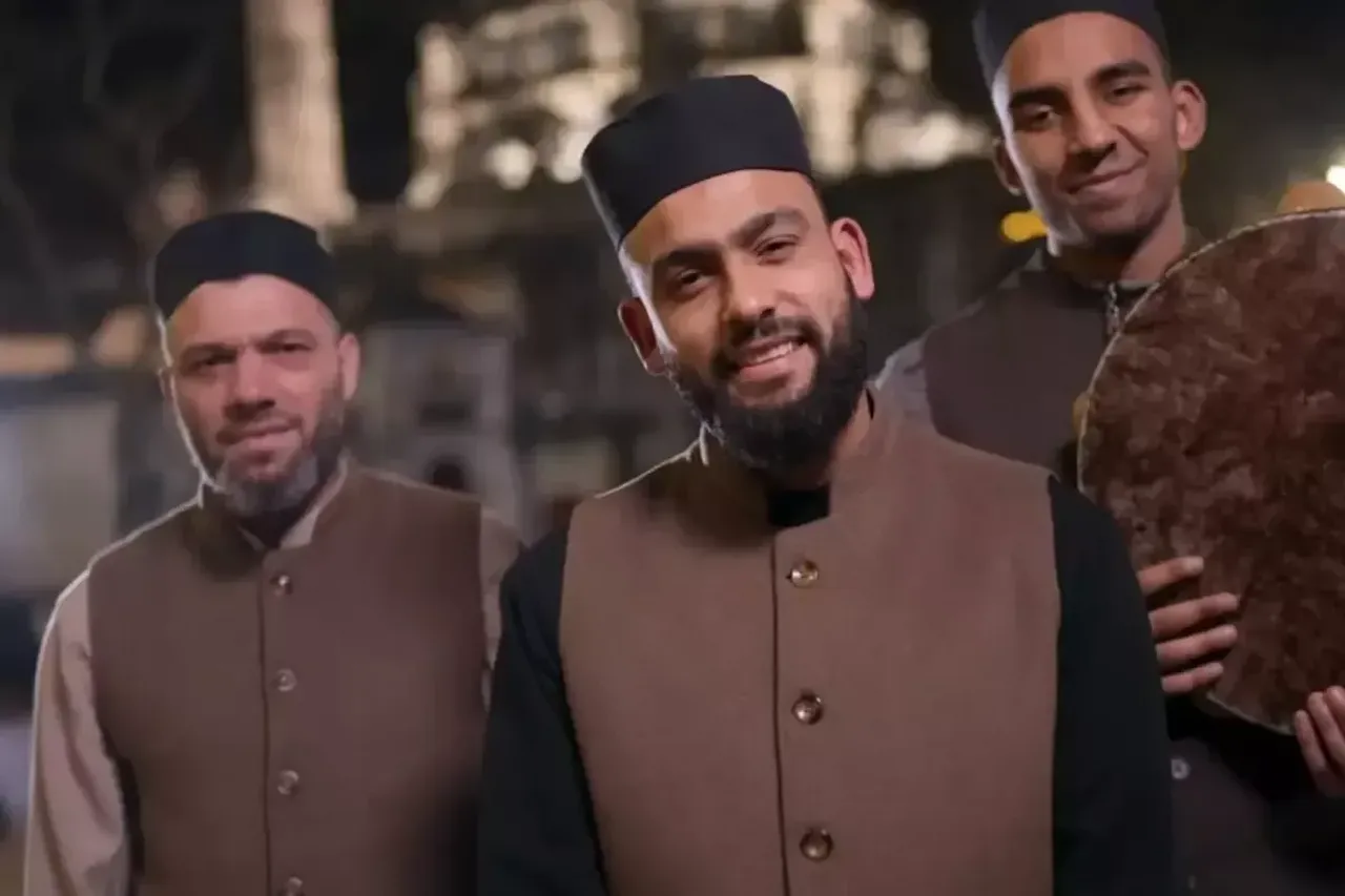 “Kabe’de hacılar Hû der Allah’ ilahisi ile gündem olan Celal Karatüre