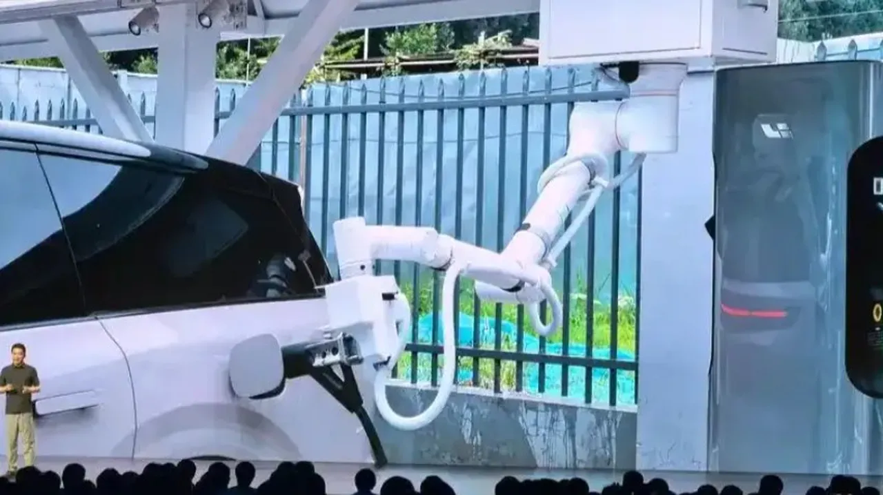 Çinliler buna da çareyi buldu! Otopark tavanında gezen şarj robotları geliyor