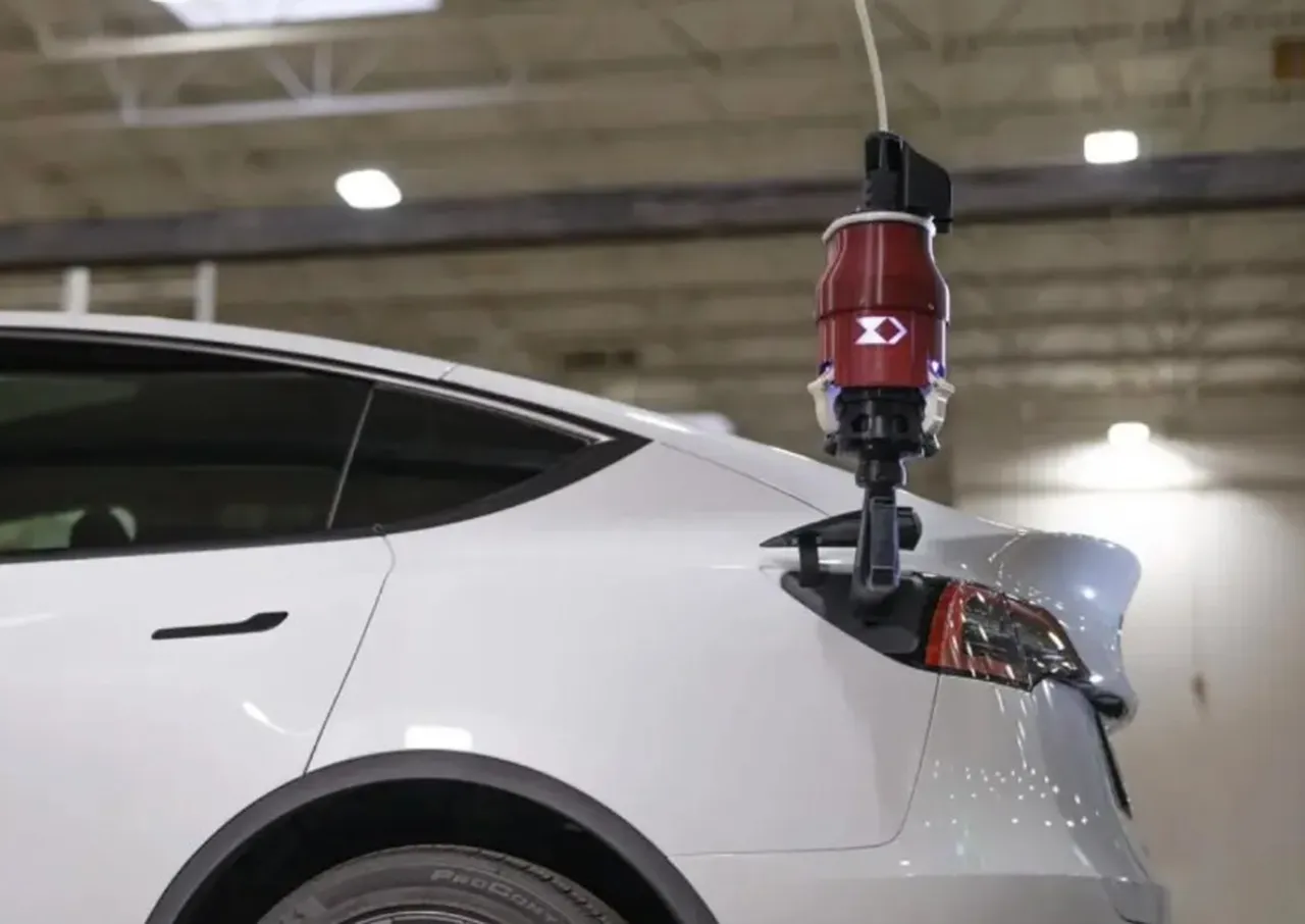 Çinliler buna da çareyi buldu! Otopark tavanında gezen şarj robotları geliyor