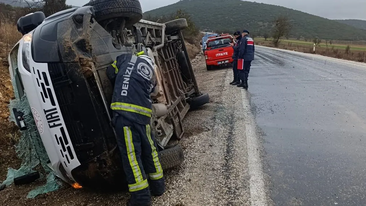 Denizli'de diyaliz hastalarını taşıyan minibüs devrildi: 9 kişi yaralandı