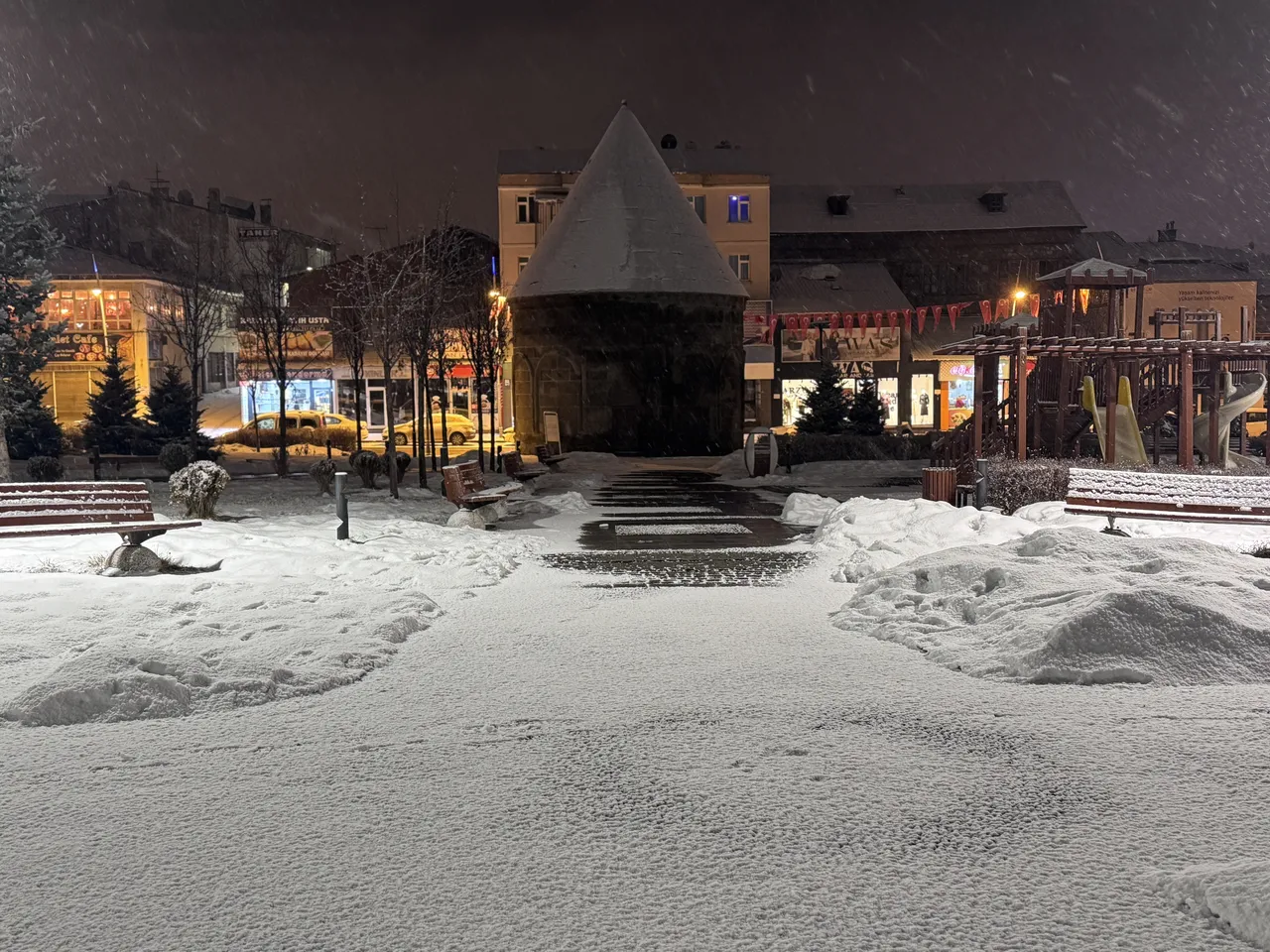 Eğitime kar engeli! Erzurum'da okullar tatil edildi