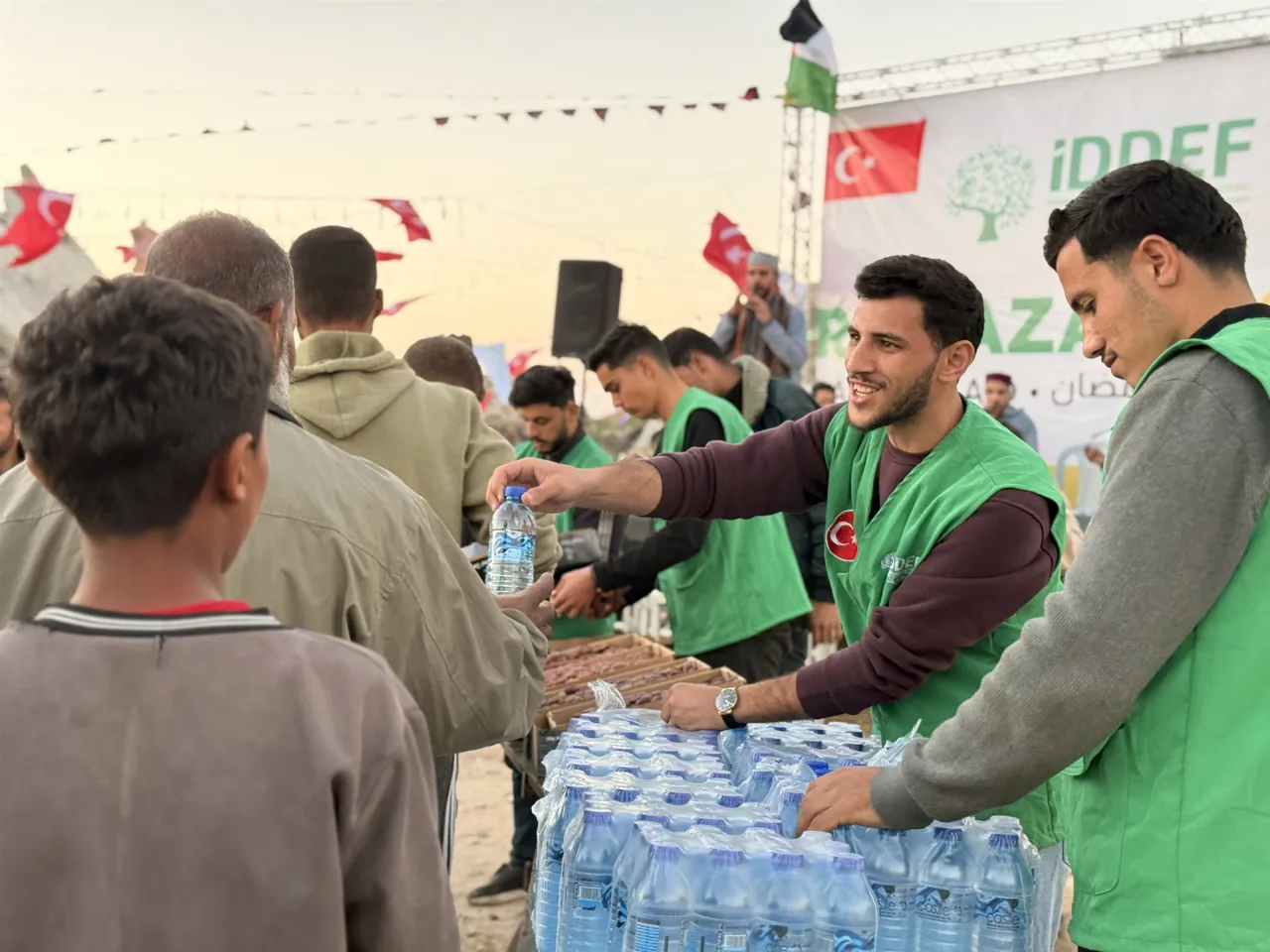 İDDEF Gazze’de yıkıntılar arasında umut sofraları kuruyor