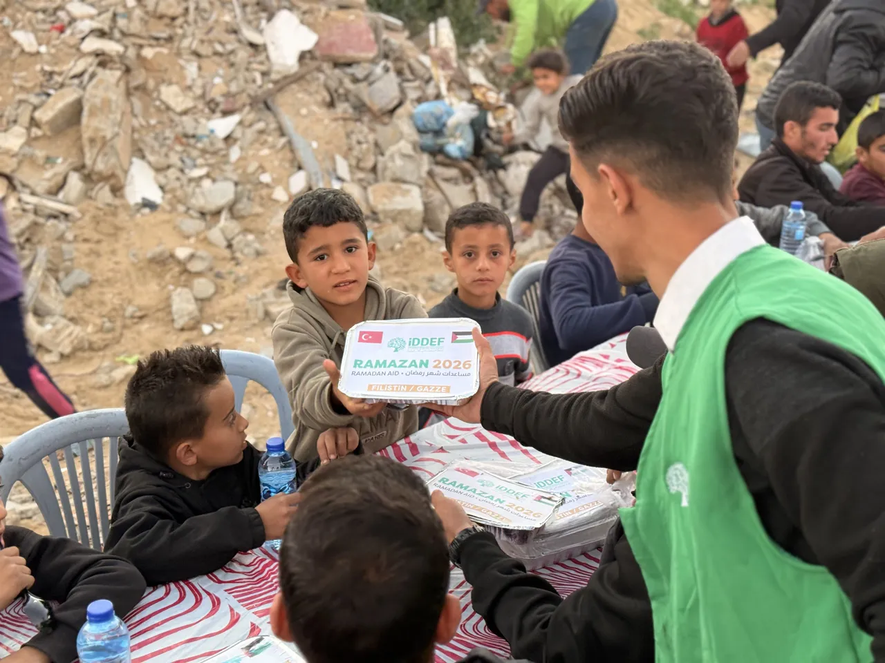 İDDEF Gazze’de yıkıntılar arasında umut sofraları kuruyor