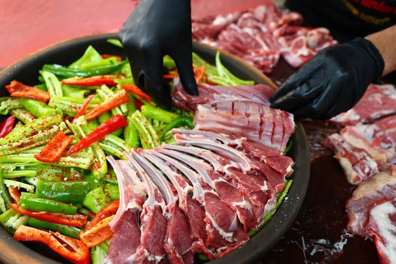 İftar için siparişi bir gün önceden veriyorlar! Hazırlanışı 5 dakika, pişirmesi 5 saat