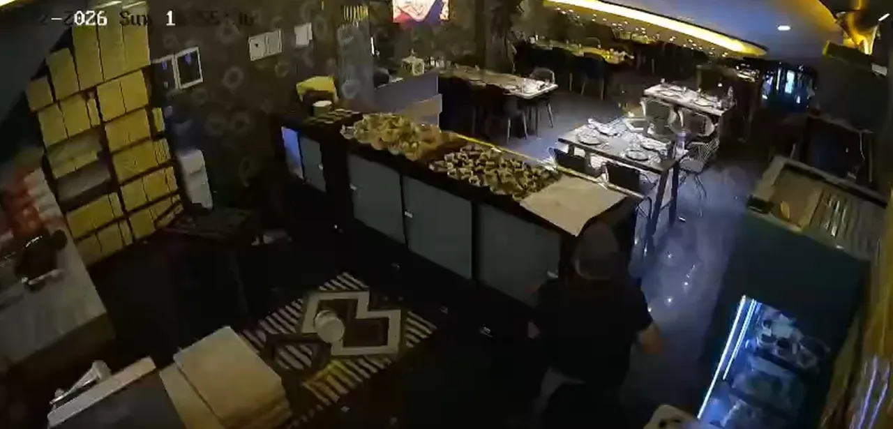 İftara saatler kala kebapçının tavanı çöktü! Personel saniyelerle kurtuldu