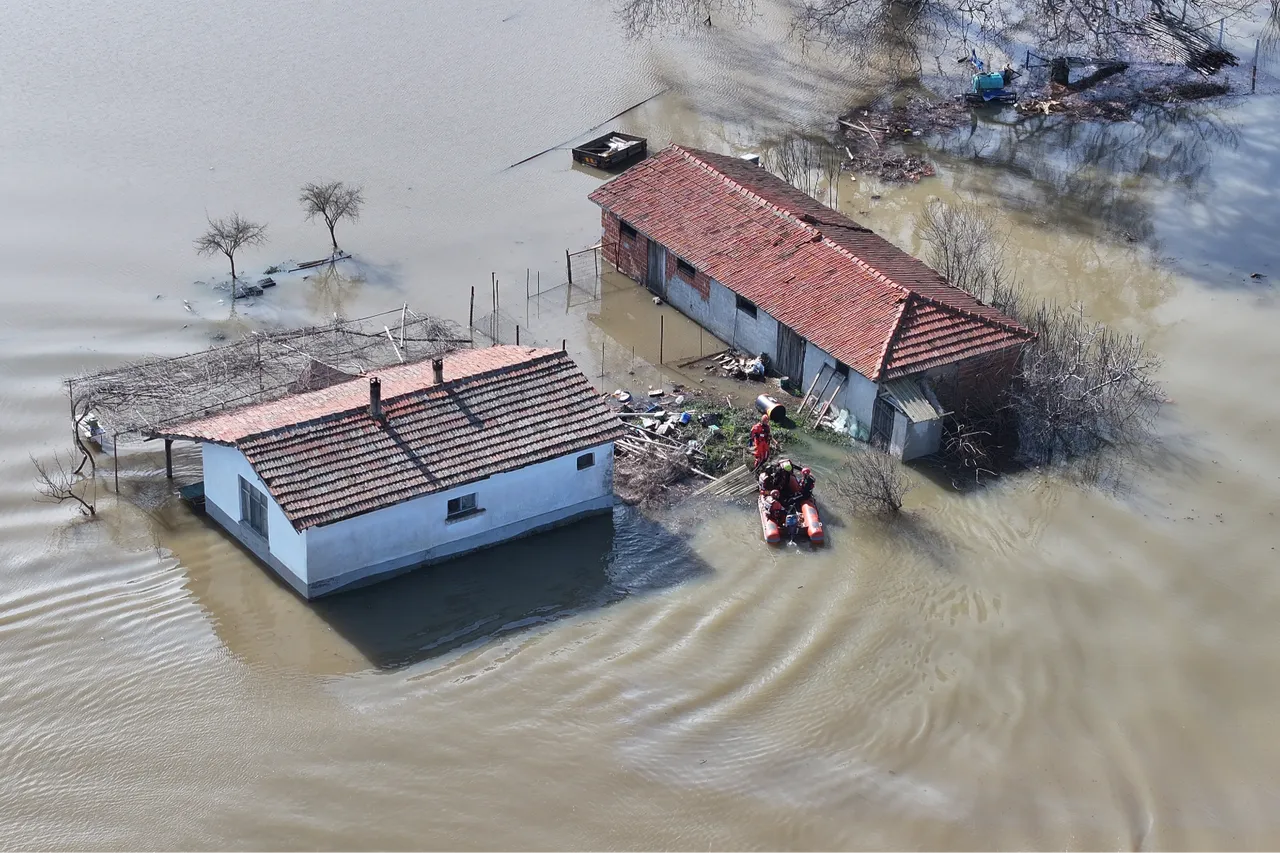 Kırmızı kodlu uyarı turuncuya döndü: Meriç ve Tunca nehirlerinin debisi düşüyor