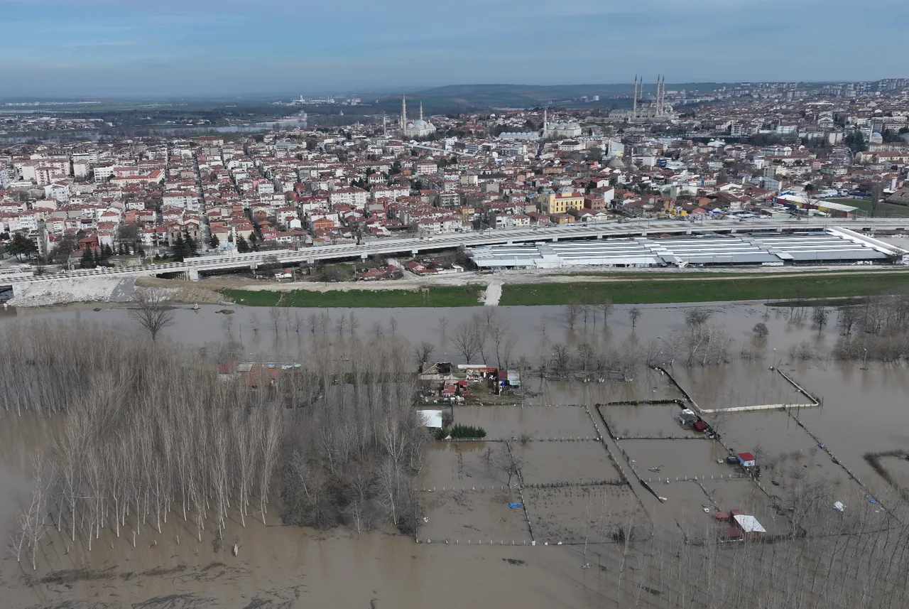 Kırmızı kodlu uyarı turuncuya döndü: Meriç ve Tunca nehirlerinin debisi düşüyor