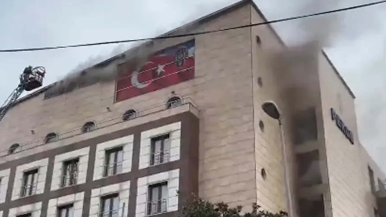  Merter Polisevi'nde yangın! Çok sayıda ekip sevk edildi 