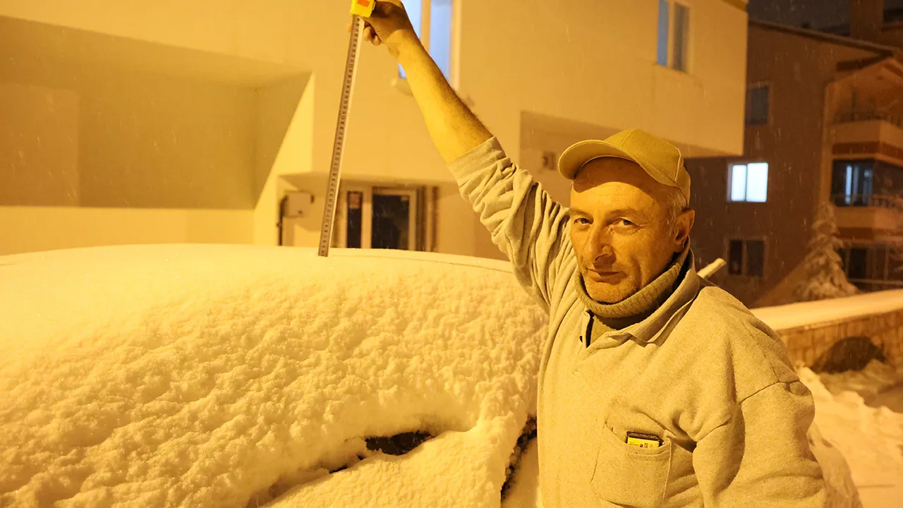 Meteoroloji'den peş peşe uyarılar gelmişti: Kar kalınlığı 14 santimetreye ulaştı! 