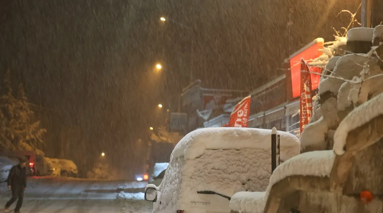 Meteoroloji'den peş peşe uyarılar gelmişti: Kar kalınlığı 14 santimetreye ulaştı!