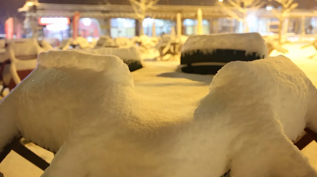 Meteoroloji'den peş peşe uyarılar gelmişti: Kar kalınlığı 14 santimetreye ulaştı!