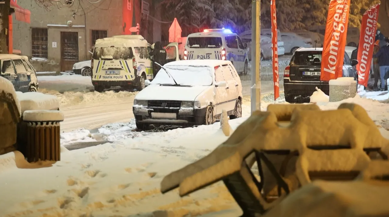 Meteoroloji'den peş peşe uyarılar gelmişti: Kar kalınlığı 14 santimetreye ulaştı!