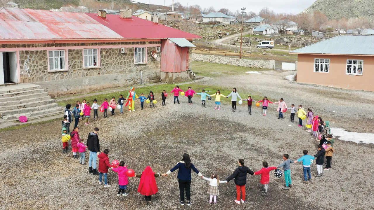Otorite el değiştiriyor: Her şeye karışan veli çağı
