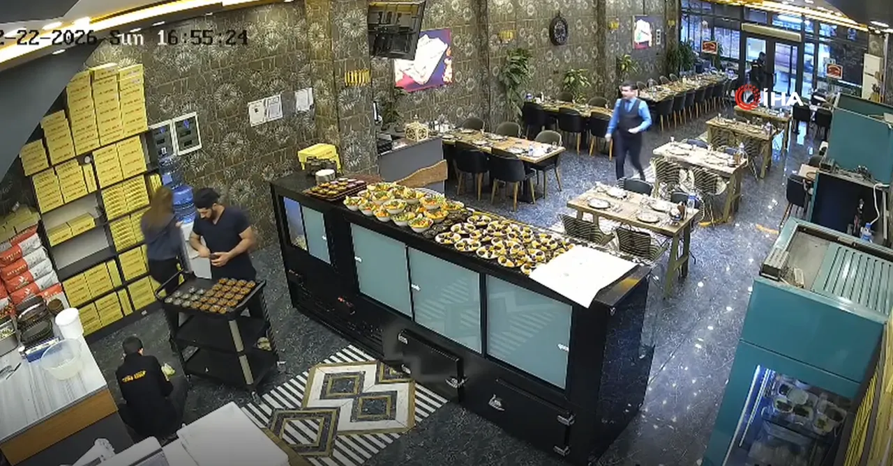 Sakarya’da faciadan dönüldü: Tavan çöktü, çalışanlar kendini sokağa attı