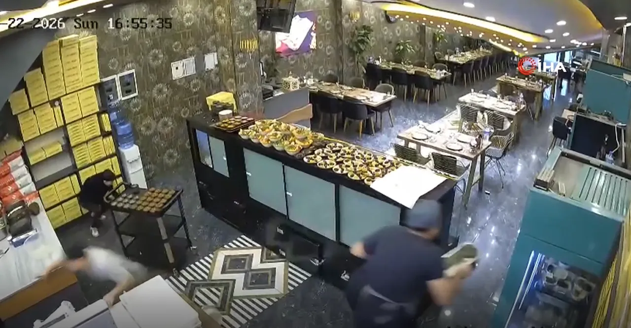 Sakarya’da faciadan dönüldü: Tavan çöktü, çalışanlar kendini sokağa attı