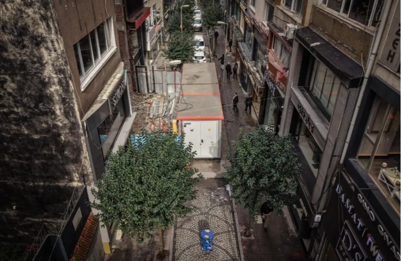 Sokak ortasında elektrik trafosu