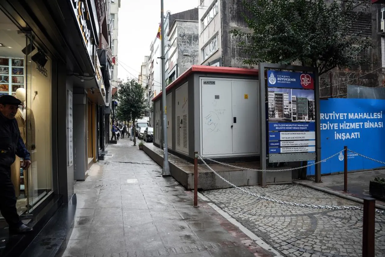 Sokak ortasında elektrik trafosu