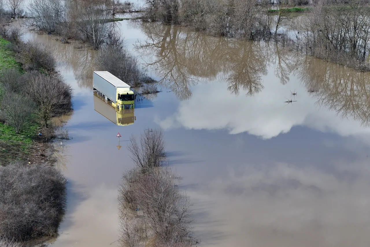 Suya gömülen tır sürücüsü ölümden döndü! Saniyelerle kurtarıldı