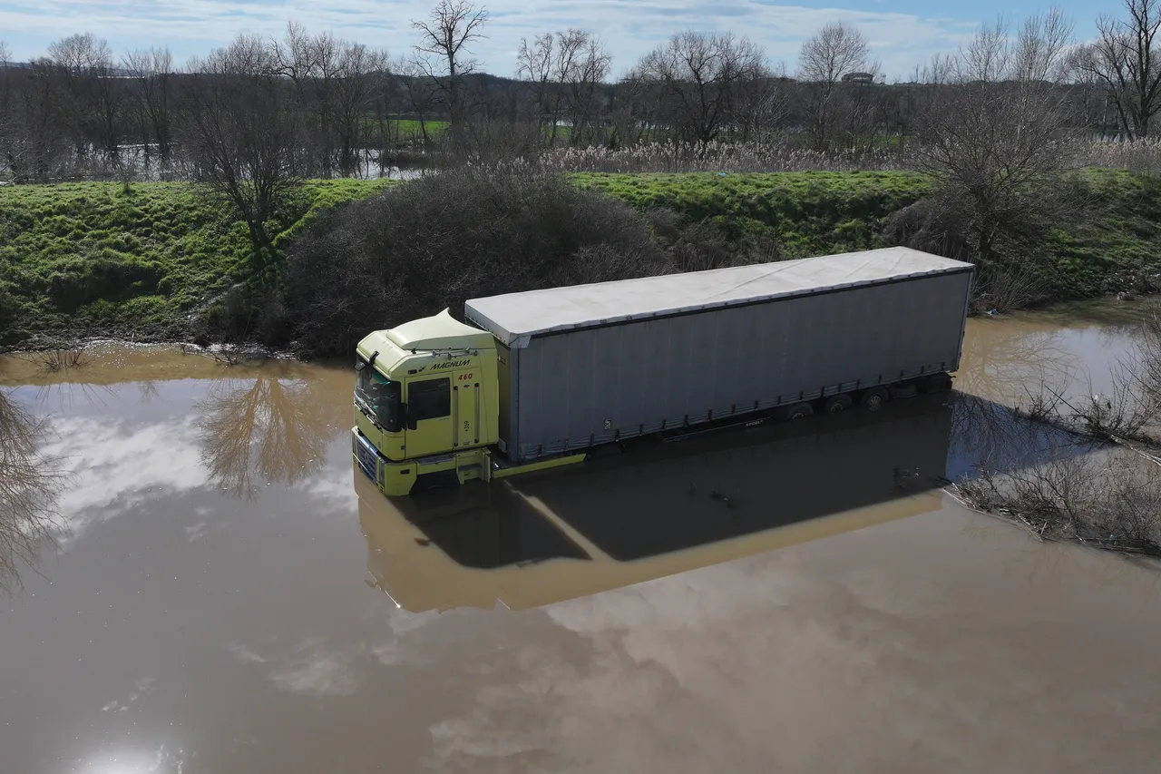 Suya gömülen tır sürücüsü ölümden döndü! Saniyelerle kurtarıldı