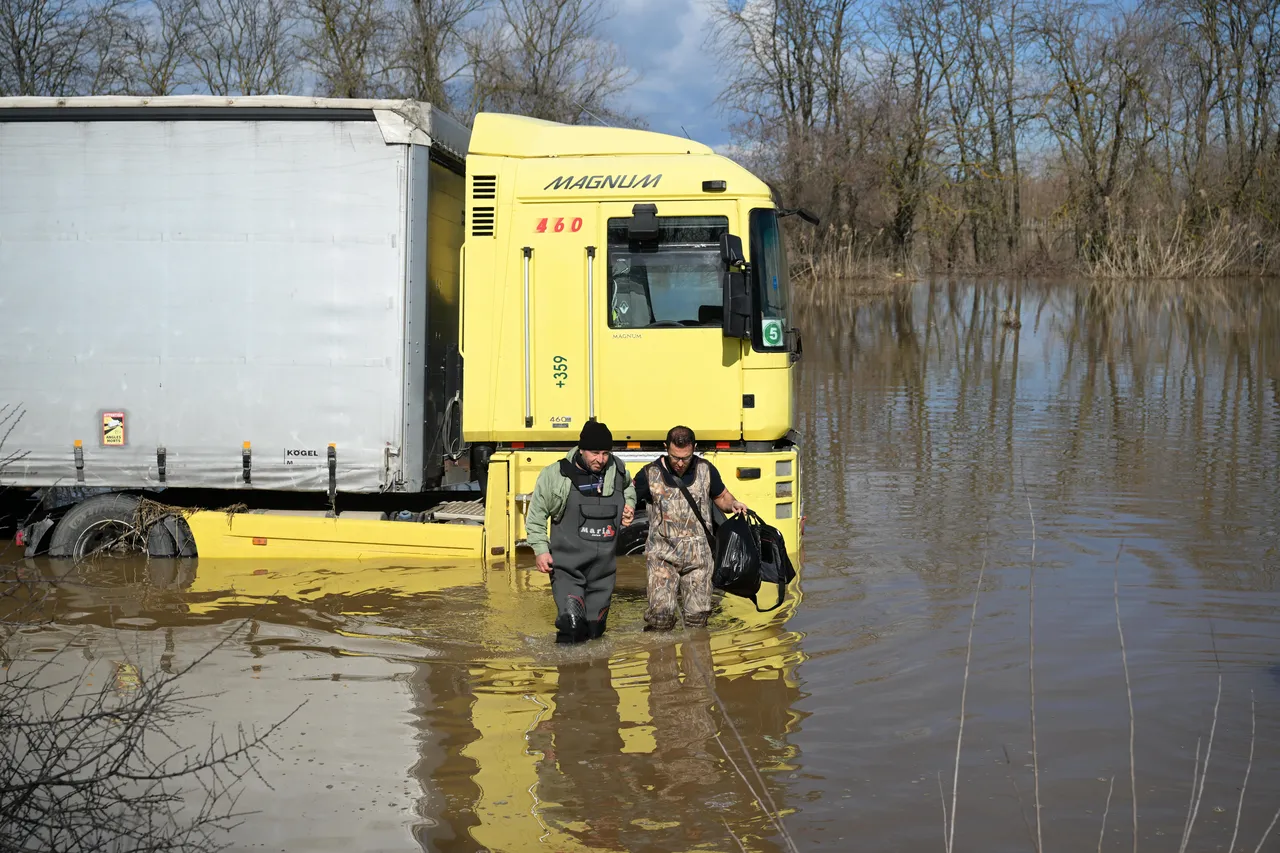 Suya gömülen tır sürücüsü ölümden döndü! Saniyelerle kurtarıldı