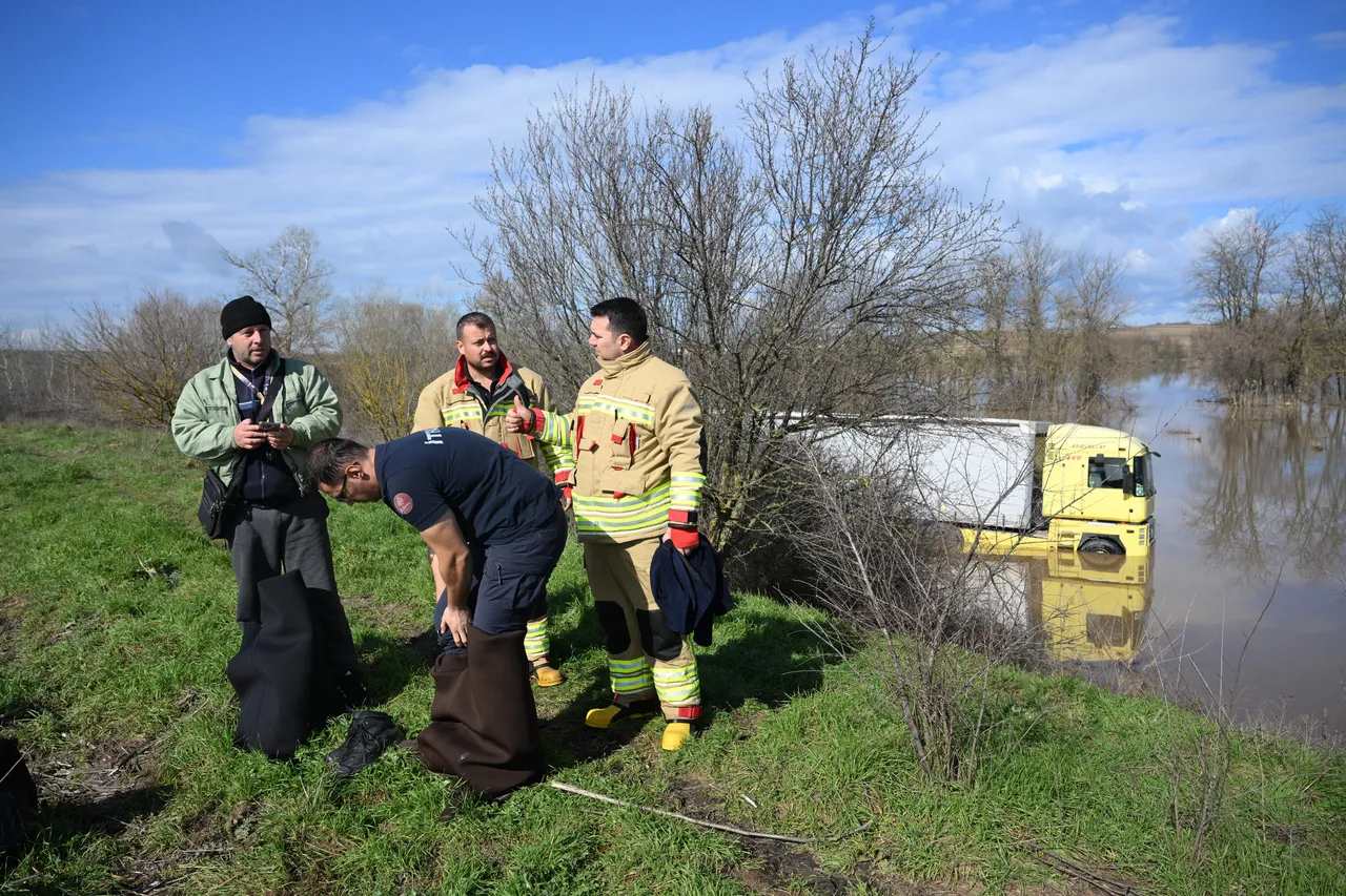 Suya gömülen tır sürücüsü ölümden döndü! Saniyelerle kurtarıldı