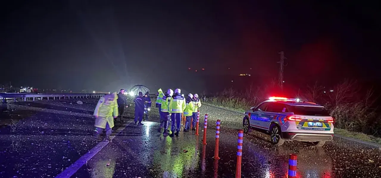 Savunma Bakanlığı uçağın telsiz irtibatı ve iz bilgisinin kesildiğini belirtirken, Adalet Bakanı Akın Gürlek olayla ilgili soruşturma başlatıldığını ve 2 cumhuriyet savcısının görevlendirildiğini duyurdu