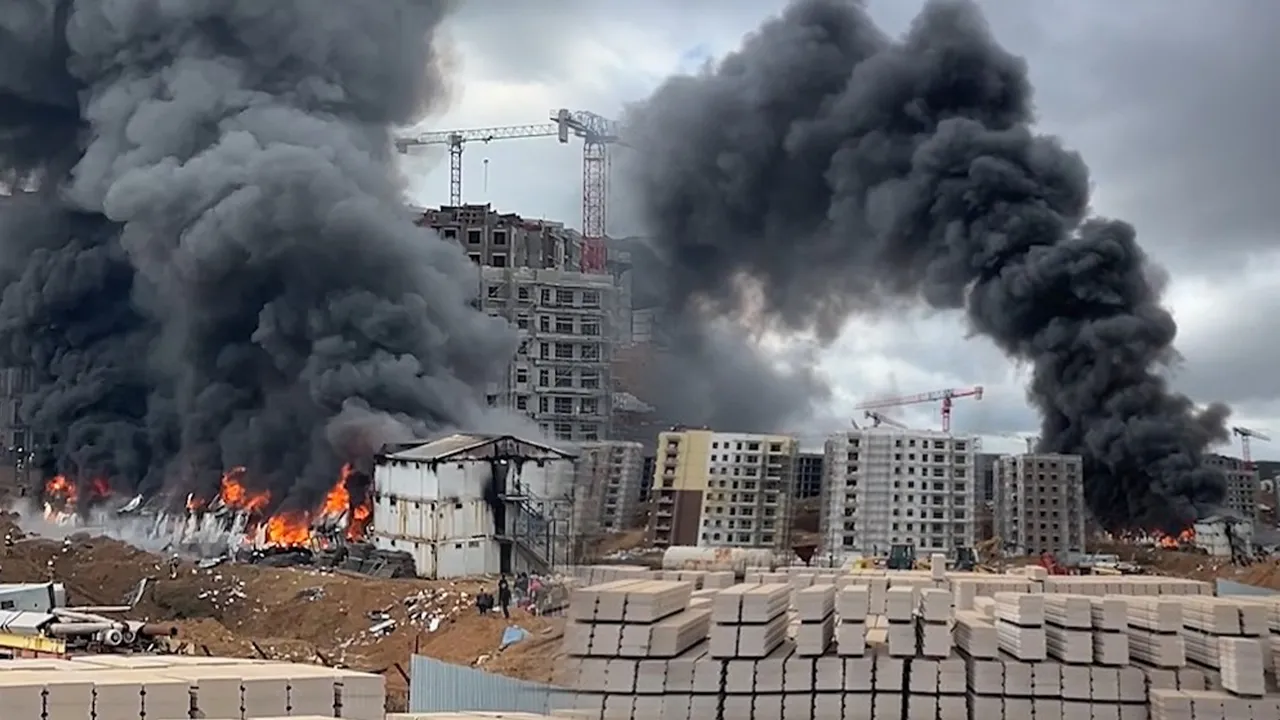 Tuzla'da işçi konteynerinde yangın! Ekipler olay yerinde