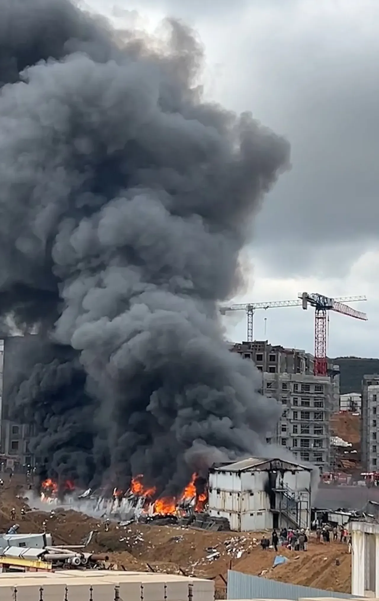 Tuzlada işçi konteynerinde yangın! Ekipler olay yerinde