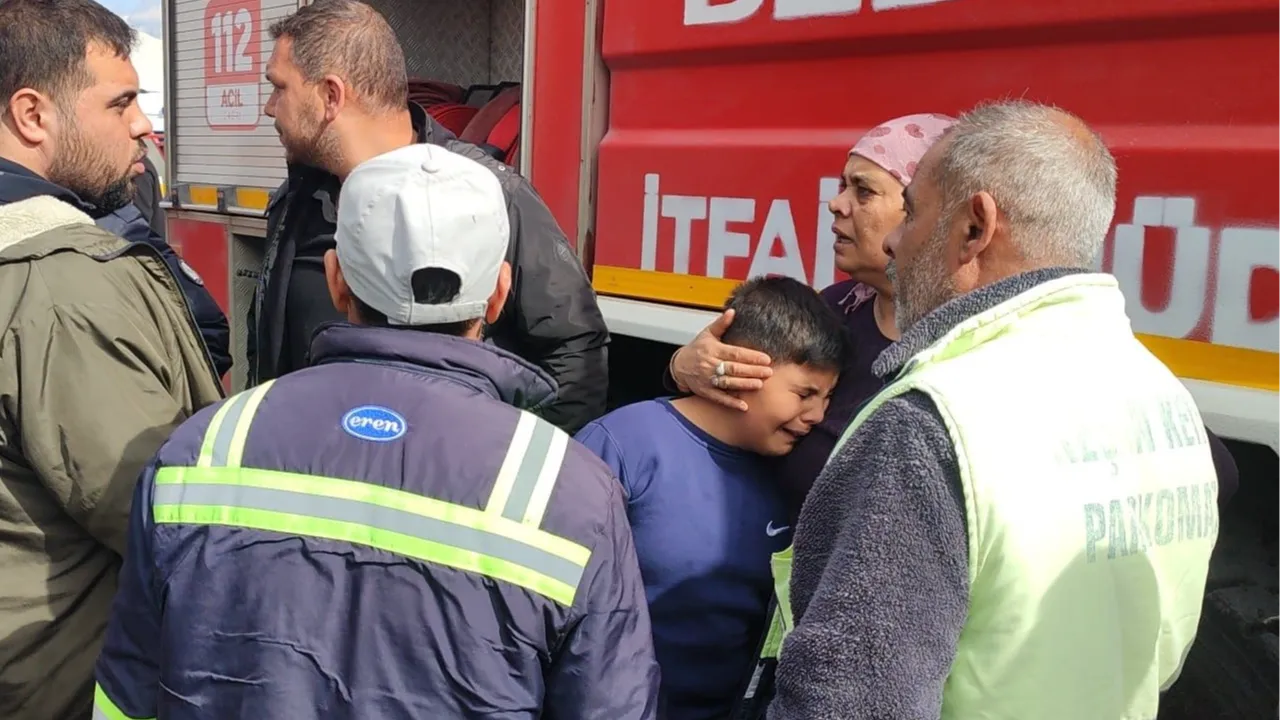 Yangında kuşları yanan küçük çocuk gözyaşlarına boğuldu! 