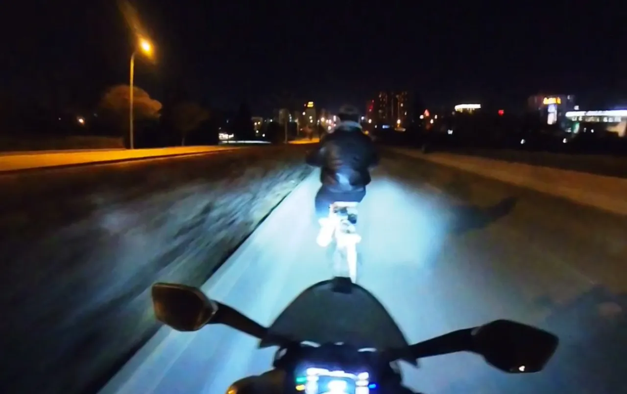 Aniden önüne çıkan bisikletliyi ezecekti! Önce tokat attı sonra yardım etti