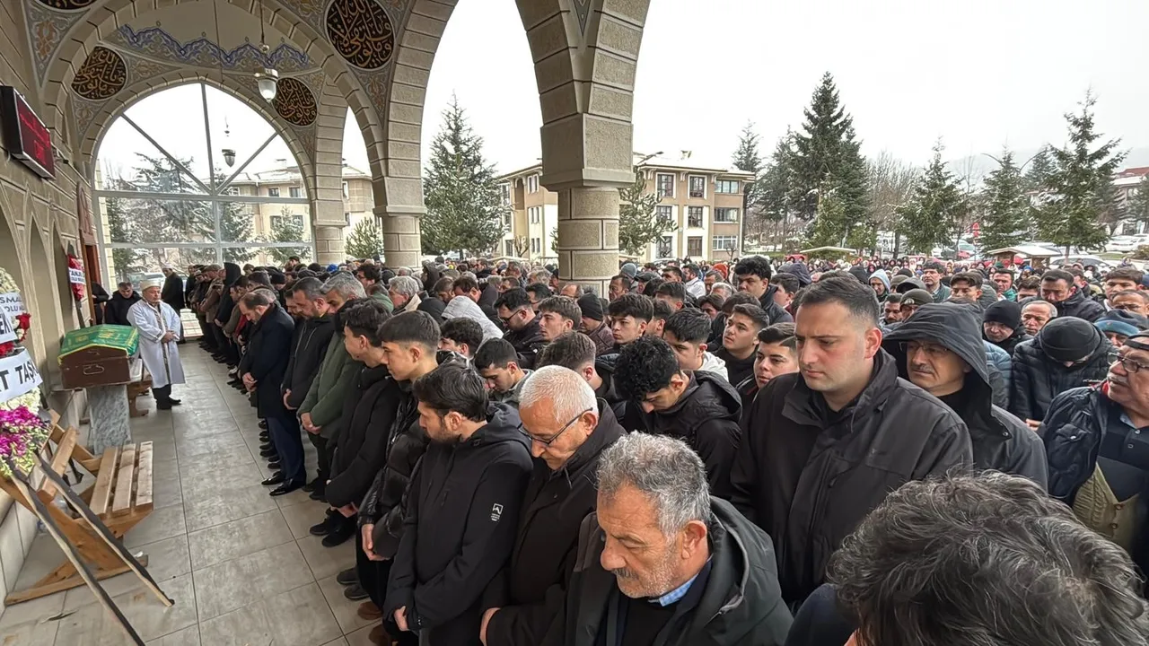 Anne yüreği evlat acısına dayanamadı… Cenazede yürek yakan detay