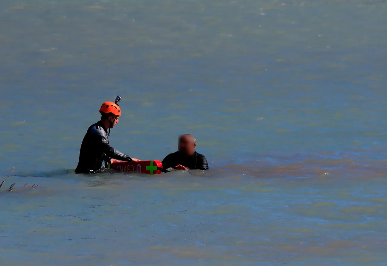 Antalya'da arkadaşlarına kızıp çaya atladı! Belediye işçisi can simidiyle kurtarıldı