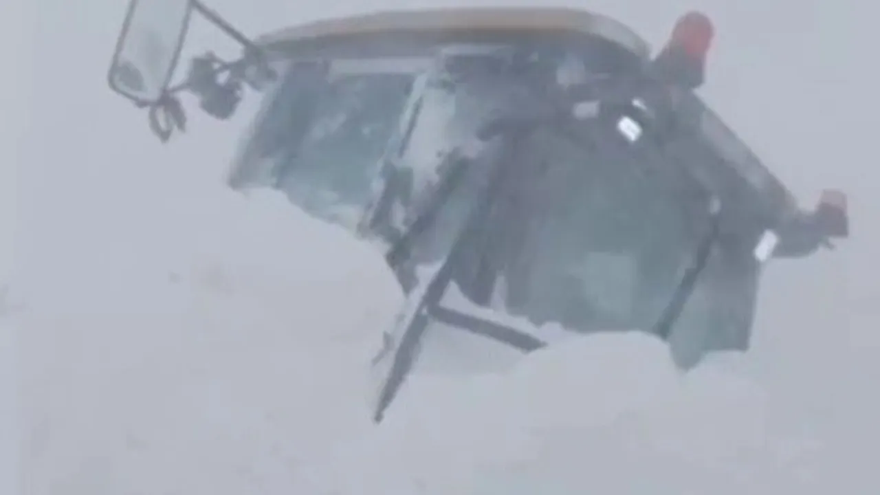 Ardahan-Artvin yolunda çığ faciası: Can kaybı yok, araçlar kar altında