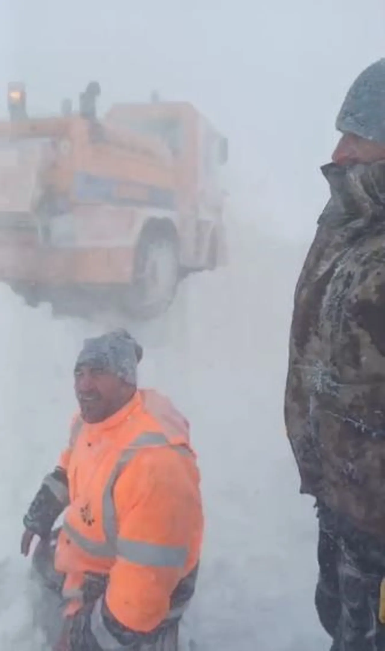 Ardahan-Artvin yolunda çığ faciası: Can kaybı yok, araçlar kar altında