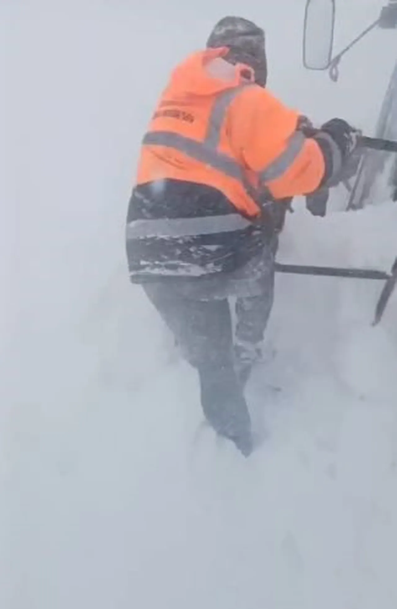 Ardahan-Artvin yolunda çığ faciası: Can kaybı yok, araçlar kar altında