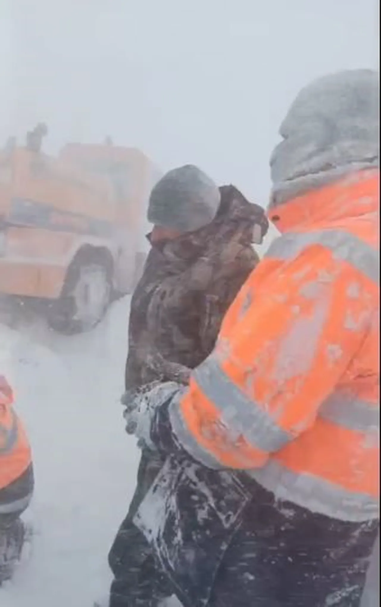 Ardahan-Artvin yolunda çığ faciası: Can kaybı yok, araçlar kar altında