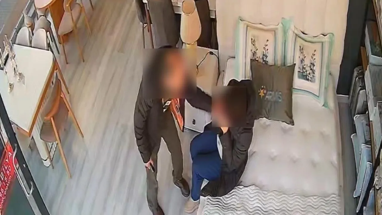 Eşini çalıştığı mağazada darbetti! Güvenlik kamerası her şeyi kaydetti