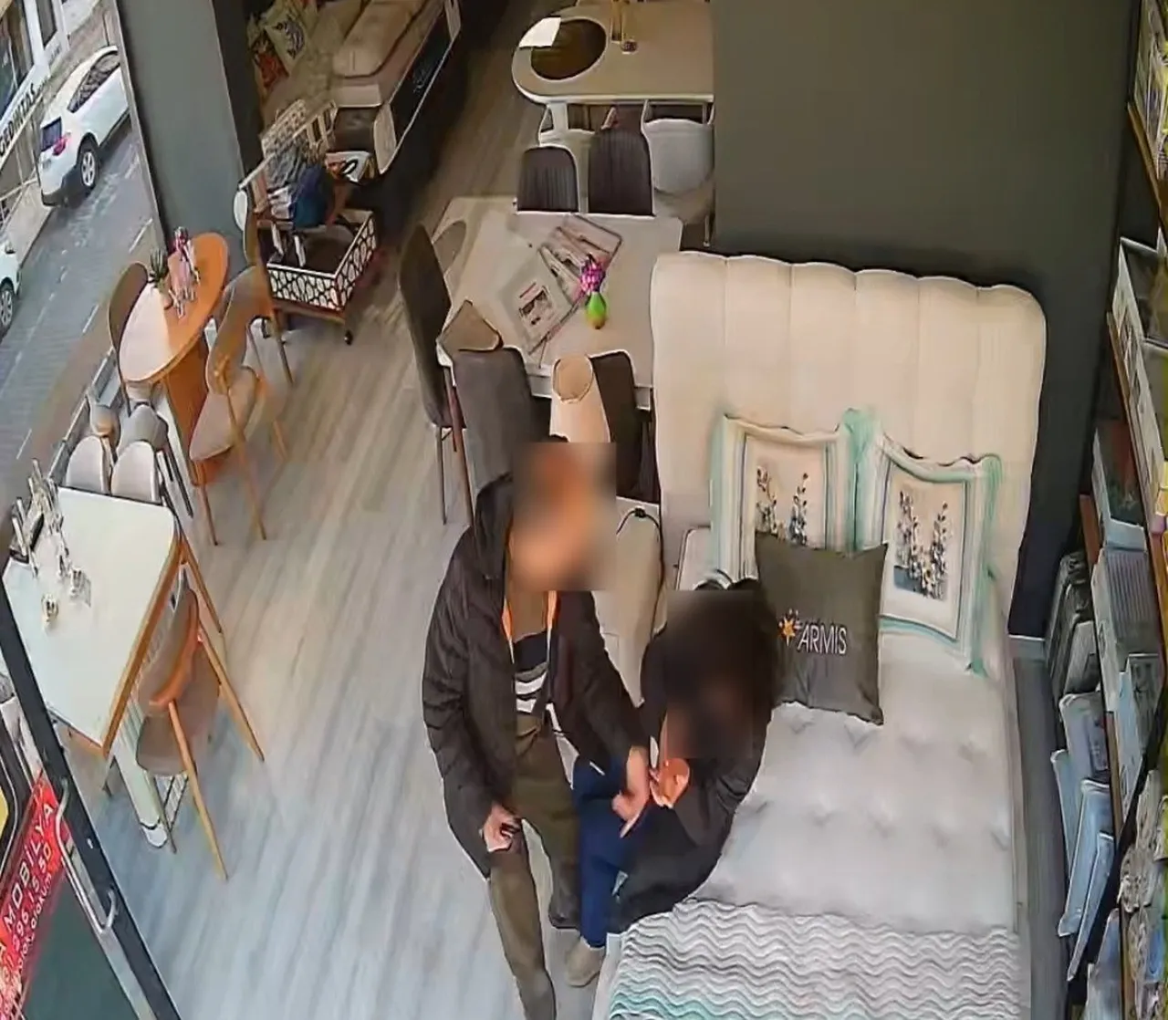 Eşini çalıştığı mağazada darbetti! Güvenlik kamerası her şeyi kaydetti