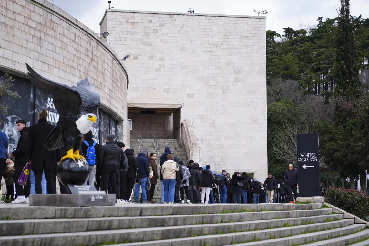 Güney Koreli golcü Hyeon-gyu Oha yoğun ilgi: Tüpraş Stadı çevresinde uzun kuyruklar