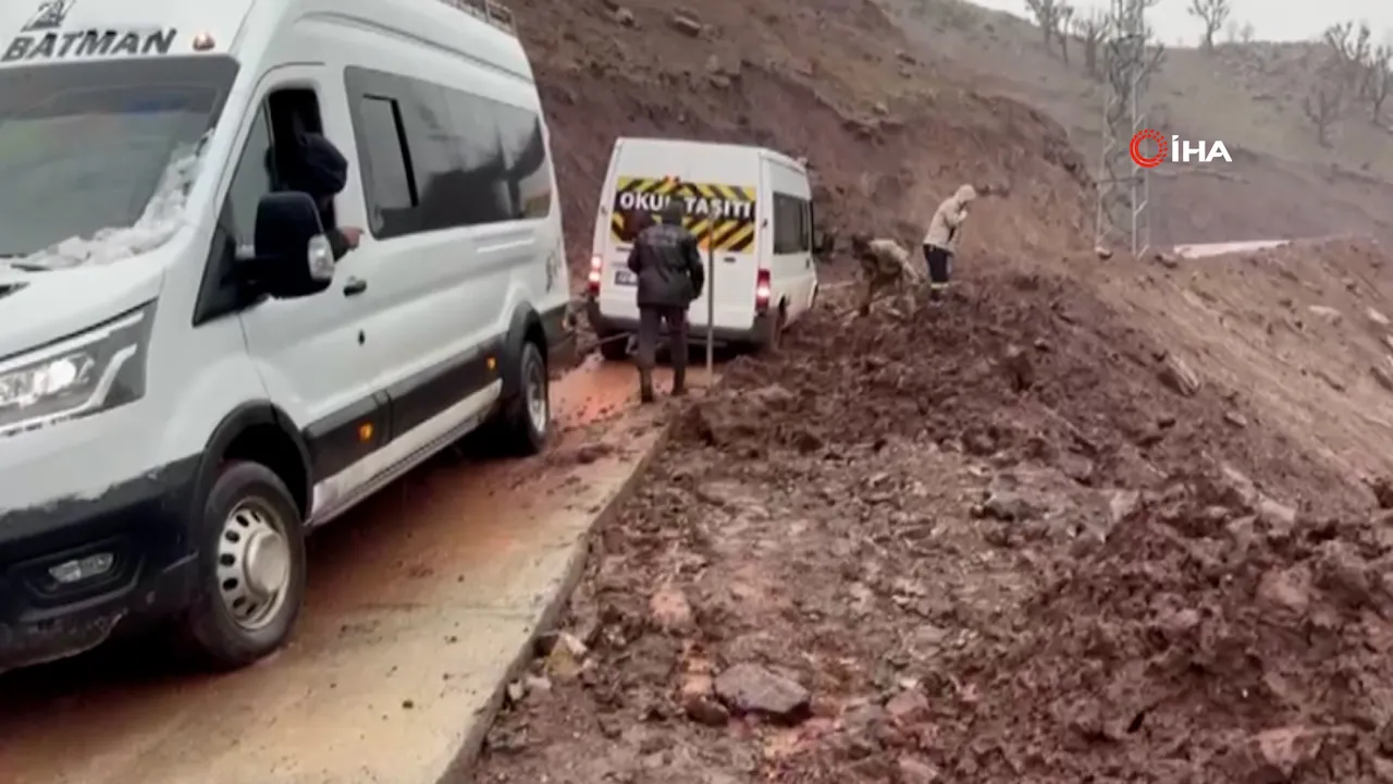 Heyelanda çamura saplanan öğrenci servisi köylüler tarafından kurtarıldı!