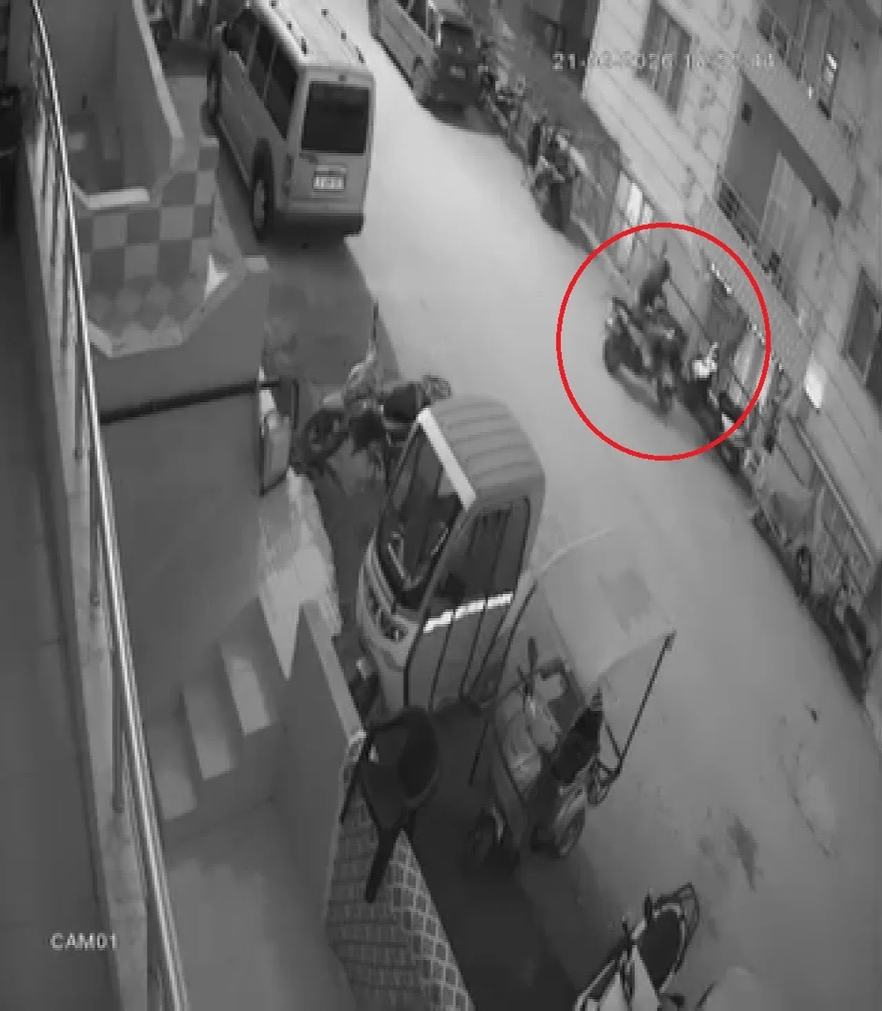 İftar saatinde pişkin hırsızlık kamerada: Motosikleti böyle çalıp kaçtı