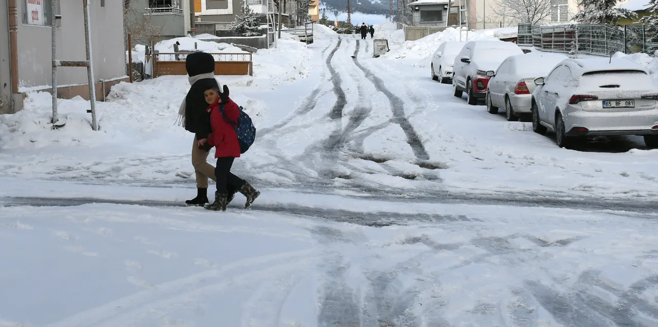 Kar yağışı eğitimi vurdu! Valilikler açıkladı, tatil haberleri peş peşe geldi
