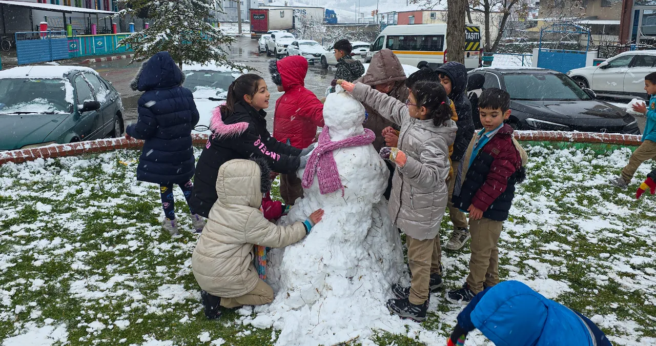 Kar yağışı eğitimi vurdu! Valilikler açıkladı, tatil haberleri peş peşe geldi