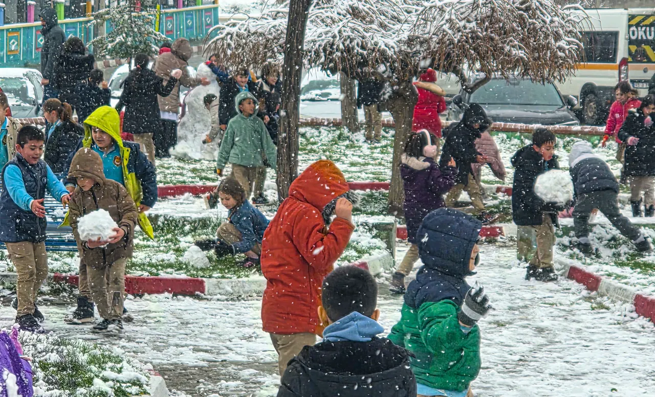 Kar yağışı eğitimi vurdu! Valilikler açıkladı, tatil haberleri peş peşe geldi