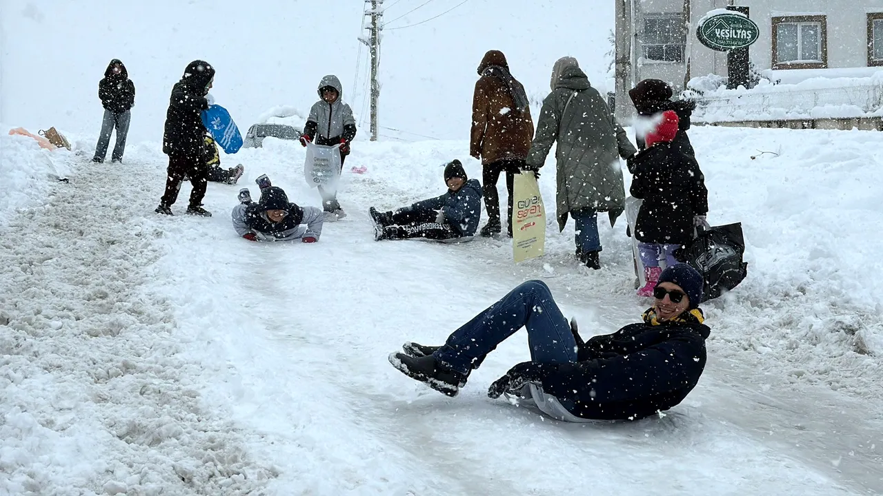 Kar yağışı eğitimi vurdu! Valilikler açıkladı, tatil haberleri peş peşe geldi